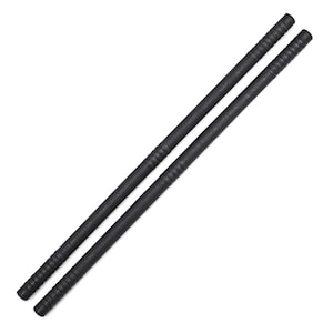 Pode incluir: Um par de bastões pretos com um design cilíndrico e texturizado. Cada bastão apresenta uma série de ranhuras horizontais perto de ambas as extremidades, proporcionando uma superfície de aderência. Os bastões estão posicionados na diagonal e paralelos.