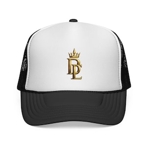 Peut inclure: Casquette de camionneur noire et blanche avec une visière incurvée. Le chapeau présente un panneau avant blanc avec une couronne dorée et les lettres "B" et "L" dans un design stylisé. L'arrière du chapeau est en maille noire.