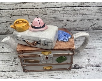 Théière décorative vintage en céramique, commode avec bagage et chapeau rose peinte à la main