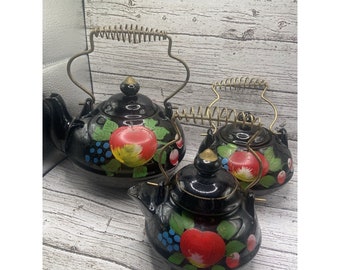 VTG-Keramik-Teekanne und passendes Zuckerdose/Milchkännchen-Set, Drahtgriffe, bemalte Früchte