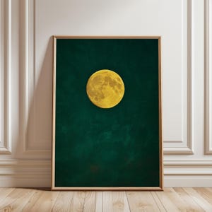 Può includere: Una stampa artistica da parete rettangolare che presenta una luna piena gialla dettagliata e strutturata, centrata su uno sfondo verde bosco profondo e scuro con texture a pennellate visibili, il tutto racchiuso in una cornice di legno chiaro.