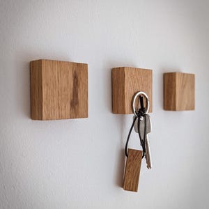 Moderner Holz-Schlüsselhalter (Eiche) mit Klebestreifen auf Rückseite, magnetisch, dekorativ und funktional.