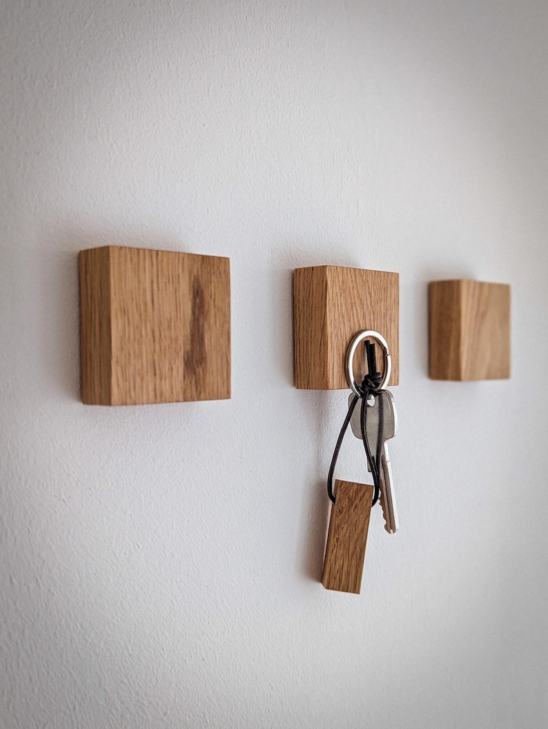 Moderner Holz-Schlüsselhalter (Eiche) mit Klebestreifen auf Rückseite, magnetisch, dekorativ und funktional.