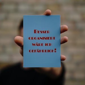 Una cartolina meglio organizzata sarebbe pericolosa. Idee regalo con biglietti motivazionali. Regalo per il tuo migliore amico.