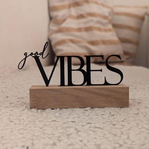 Goed gevoel. Kaarthouder met versteller. Decoratie van massief hout. Cadeau-idee voor je beste vrienden. Woonaccessoires van hout.