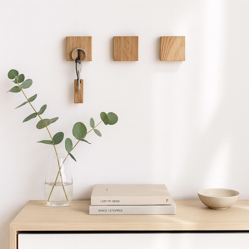 Quadratischer Eichenholz-Keyholder mit starker Magnetkraft, an Wand angebracht, zeigt natürliche Holzmaserung.