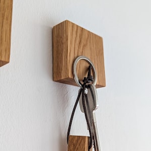 Magnetic oak key holder – minimalist wall mounted design without hooks, modern home accessory.