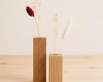 Houten vaas met gedroogde bloemen, minimalistisch