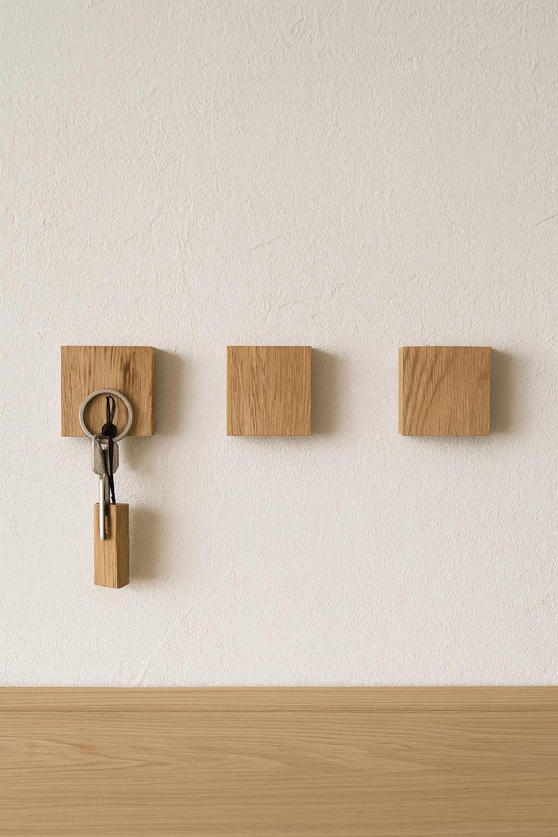 Eleganter Wand-Key Rack aus massiver Eiche mit unsichtbaren Magneten, Schlüssel befestigt via Metallring am Holzblock.