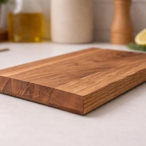 Pu&ograve; includere: Un tagliere rettangolare in legno con finitura a venature naturali. La tavola ha un bordo smussato su un lato. Il tagliere &egrave; realizzato in legno marrone chiaro ed &egrave; adatto per l'uso in cucina.
