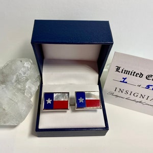 Gemelos con la bandera de Texas: nácar, jaspe rojo y ónix azul. Edición limitada, en caja de regalo. Luce con orgullo el estado de la estrella larga.