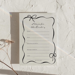 Pu&ograve; includere: Un biglietto di consigli grigio chiaro per la sposa con scritte nere e un bordo nero decorativo. Il biglietto include richieste come "Sempre", "Mai" e "Vorrei", con spazio per scrivere. Il testo "Advice for the Bride" &egrave; in alto.