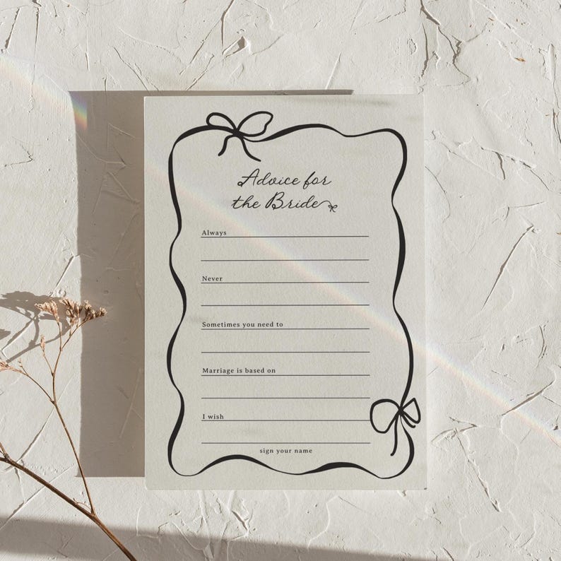 Pu&ograve; includere: Un biglietto di consigli grigio chiaro per la sposa con scritte nere e un bordo nero decorativo. Il biglietto include richieste come "Sempre", "Mai" e "Vorrei", con spazio per scrivere. Il testo "Advice for the Bride" &egrave; in alto.