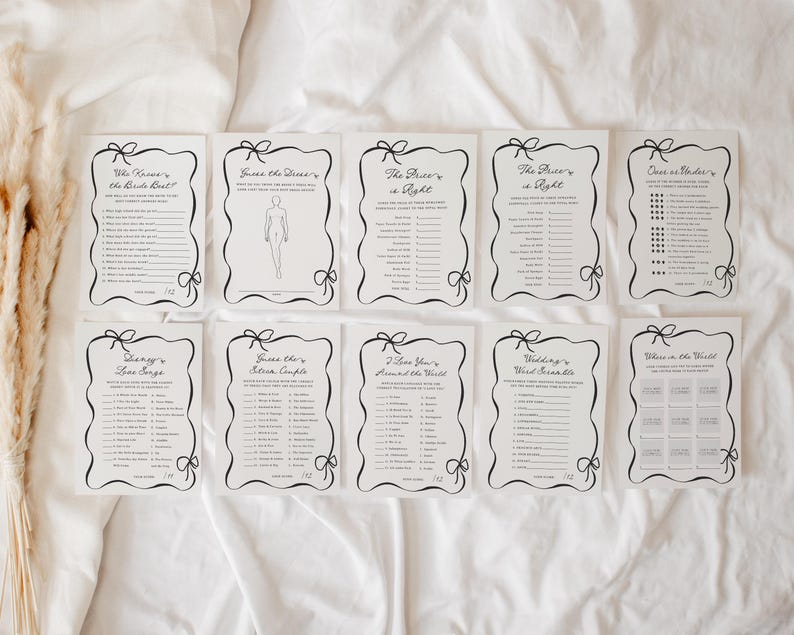 Pu&ograve; includere: Una collezione di dieci biglietti di gioco bianchi con testo nero e bordi neri decorativi. Le carte presentano vari titoli di giochi, tra cui "Chi conosce meglio la sposa?" e "Indovina l'abito?", perfetti per un addio al nubilato o un matrimonio.