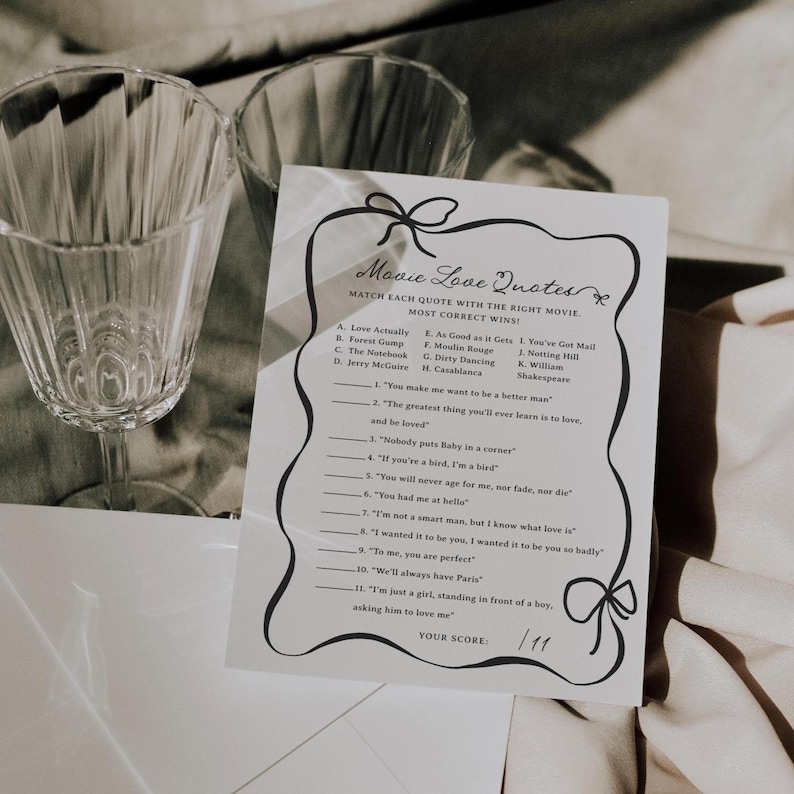 Pu&ograve; includere: Un biglietto bianco con il testo "Movie Love Quotes" e un gioco di abbinamento. Due bicchieri di vino trasparenti sono sullo sfondo. Il gioco include citazioni di film e titoli di film da abbinare. Il punteggio &egrave; 1/11.