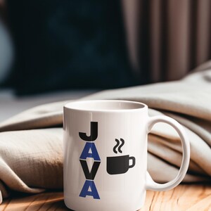Pu&ograve; includere: Tazza in ceramica bianca con la scritta "JAVA" in lettere nere e blu. A destra c'&egrave; un'icona di tazza di caff&egrave; nera con vapore. La tazza &egrave; appoggiata su una superficie di legno.