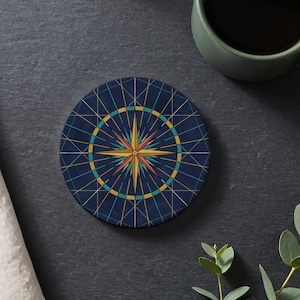 Marineblauer Kompassrosen-Untersetzer aus Keramik, dunkle Seekarten-Windrose in Goldkoralle und Türkis, einzelner runder Untersetzer mit Korkrückseite, Geschenk für Segler
