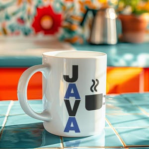 Pu&ograve; includere: Tazza in ceramica bianca con la scritta "JAVA" in lettere nere e blu e una grafica di tazza di caff&egrave; nera. La tazza &egrave; su una superficie piastrellata blu, con uno sfondo floreale colorato.