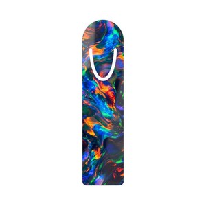 Könnte beinhalten: Ein farbenfroher Lesezeichen mit einem opalartigen Design. Das Lesezeichen zeigt eine lebendige Mischung aus Blau, Orange, Grün und Gelb mit einem weißen Tab oben. Das Design ähnelt einer wirbelnden Galaxie oder einem Edelstein.
