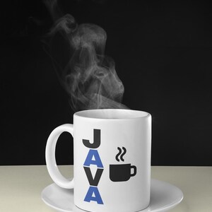 Pu&ograve; includere: Tazza da caff&egrave; in ceramica bianca con la scritta "JAVA" in nero e blu e un'icona di tazza da caff&egrave; nera. Il vapore sale dalla tazza, suggerendo una bevanda calda. La tazza &egrave; appoggiata su un piattino bianco su sfondo nero.