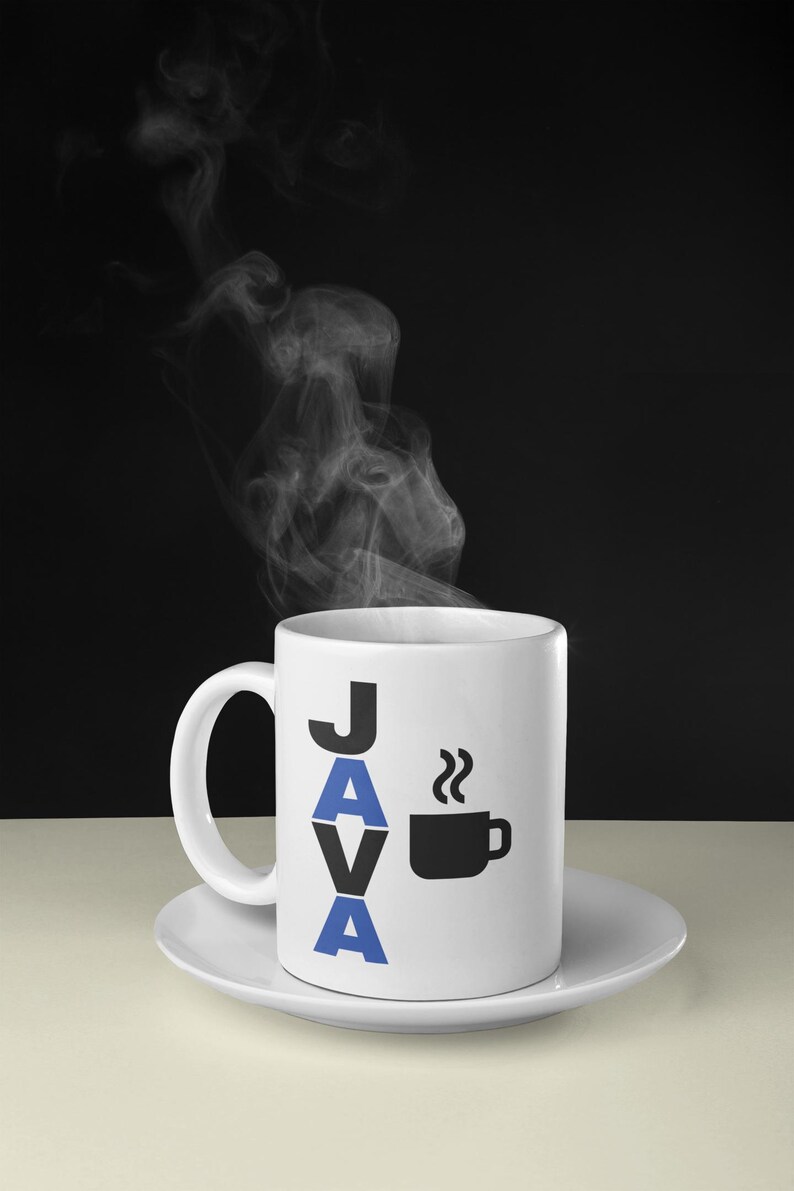 Pu&ograve; includere: Tazza da caff&egrave; in ceramica bianca con la scritta "JAVA" in nero e blu e un'icona di tazza da caff&egrave; nera. Il vapore sale dalla tazza, suggerendo una bevanda calda. La tazza &egrave; appoggiata su un piattino bianco su sfondo nero.