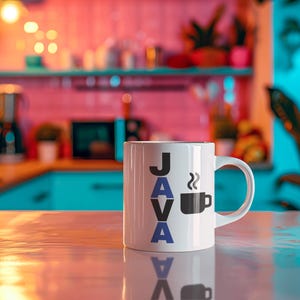 Pu&ograve; includere: Tazza in ceramica bianca con la scritta "JAVA" in lettere nere e blu e una grafica di tazza di caff&egrave; nera. La tazza &egrave; su una superficie riflettente, con uno sfondo sfocato della cucina.