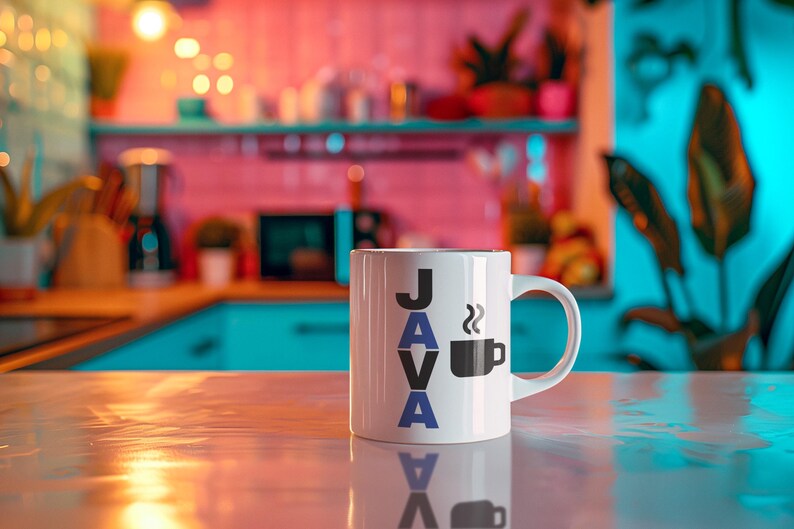 Pu&ograve; includere: Tazza in ceramica bianca con la scritta "JAVA" in lettere nere e blu e una grafica di tazza di caff&egrave; nera. La tazza &egrave; su una superficie riflettente, con uno sfondo sfocato della cucina.