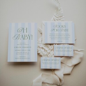Op de afbeelding: Een set baby shower uitnodigingen en kaarten met een lichtblauw en wit gestreept ontwerp. De uitnodiging luidt "OH BABY!" en bevat evenementdetails. Andere kaarten zeggen "BOOKS FOR BABY" en "DIAPER RAFFLE".