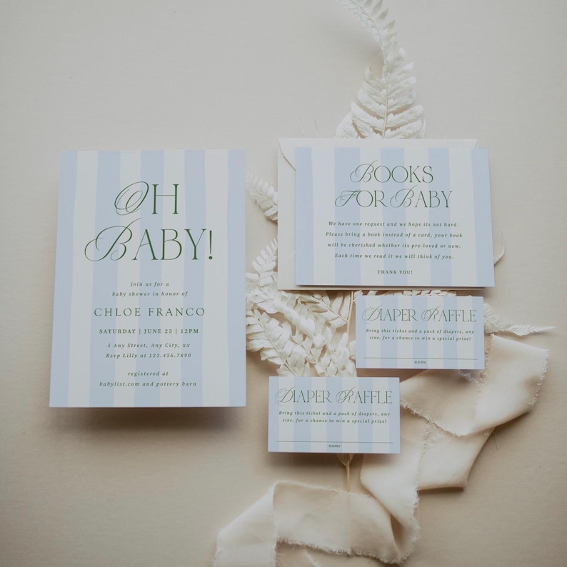 Op de afbeelding: Een set baby shower uitnodigingen en kaarten met een lichtblauw en wit gestreept ontwerp. De uitnodiging luidt "OH BABY!" en bevat evenementdetails. Andere kaarten zeggen "BOOKS FOR BABY" en "DIAPER RAFFLE".