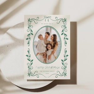 Tarjeta con foto navideña Tarjeta con imagen navideña caprichosa Plantilla de tarjeta navideña dibujada a mano editable Marco de lazo verde coqueto Tarjeta imprimible 0072