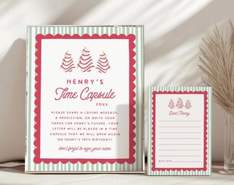 Puede incluir: Un letrero rectangular y una tarjeta a juego con fondo de rayas verde claro y blanco, borde festoneado rojo y tres ilustraciones de árboles de Navidad rojos. El letrero dice: HENRY'S Time Capsule 20XX. PLEASE SHARE A LOVING MESSAGE.