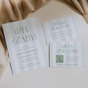 Op de afbeelding: Babydouche-uitnodigingen en inlegvellen met een lichtblauw en wit gestreept ontwerp. De hoofduitnodiging luidt "Oh Baby!" en bevat evenementdetails. Extra kaarten zeggen "Boeken voor baby" en "Cadeaus voor baby" met een QR-code.