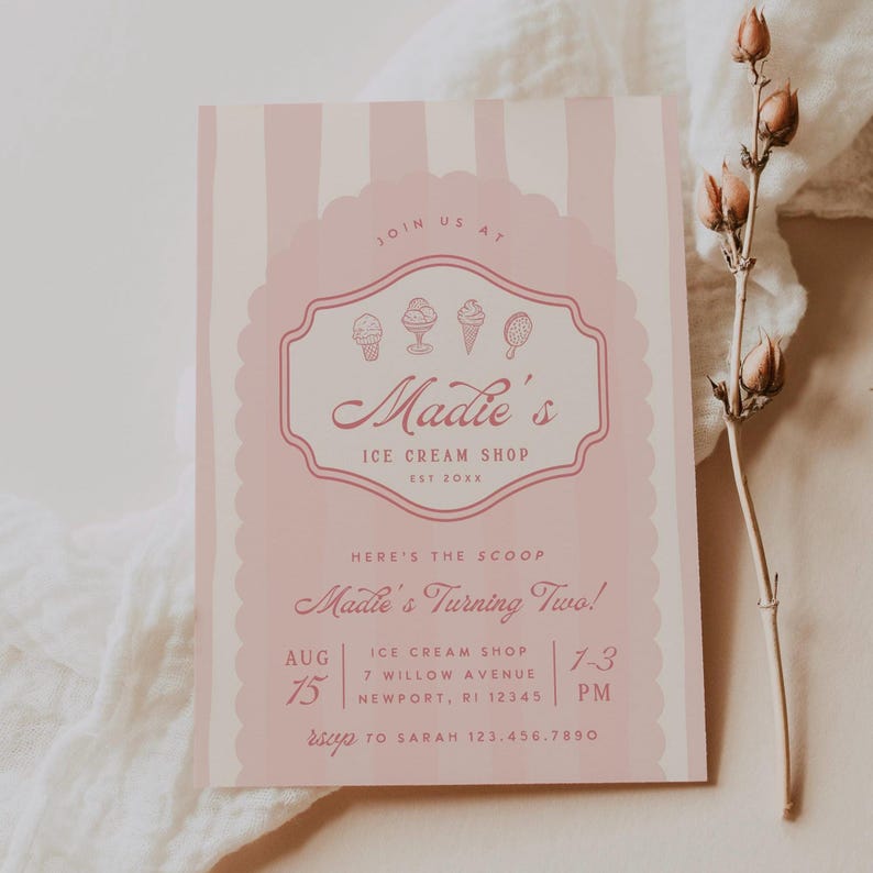 Puede incluir: Una invitaci&oacute;n a rayas rosa y blancas con un borde rosa festoneado. La invitaci&oacute;n es para una fiesta de cumplea&ntilde;os en "Madie's Ice Cream Shop" para un ni&ntilde;o que cumple dos a&ntilde;os. La invitaci&oacute;n incluye la fecha, la hora y la direcci&oacute;n de la fiesta.
