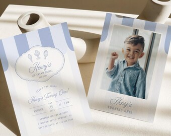 Könnte beinhalten: Zwei rechteckige Einladungskarten mit hellblauen und weißen vertikalen Streifen. Eine Karte zeigt das Foto eines kleinen Kindes und den Text Henry's Turning One. Die andere Karte enthält Eiscreme-Symbole und Veranstaltungsdetails für Henry's Ice Cream Social, einschließlich Datum, Uhrzeit und Ort.