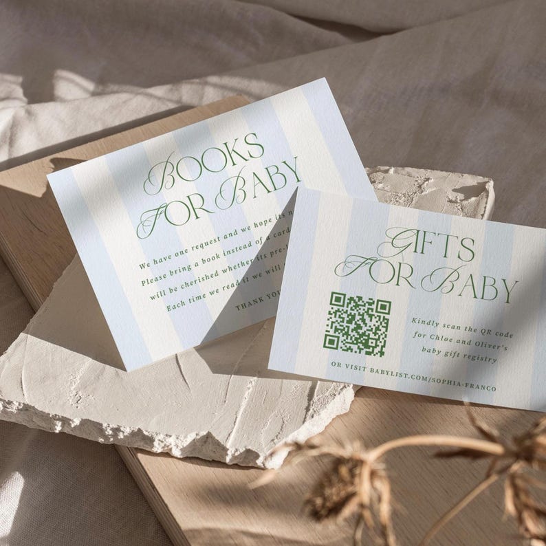 Op de afbeelding: Twee babyborrelkaarten met groene tekst en een gestreepte blauw-witte achtergrond. E&eacute;n kaart leest "BOOKS FOR BABY" en de andere "GIFTS FOR BABY" met een QR-code. De kaarten liggen op een neutrale ondergrond.