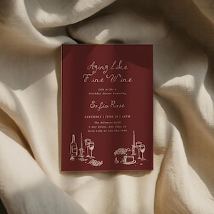 Peut inclure: Une invitation bordeaux avec le texte "Aging like Fine Wine" en écriture élégante. La carte comprend les détails d'un dîner d'anniversaire en l'honneur de Sofia Rose, avec des illustrations de bouteilles de vin, de verres et de nourriture.