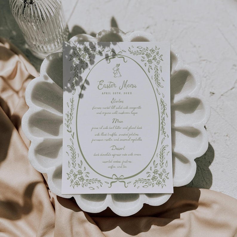 Pu&ograve; includere: Un biglietto bianco con un bordo verde e un design floreale. Il biglietto presenta un menu per un brunch di Pasqua con il titolo "Easter Menu" e la data "April 20th, 2023". Il menu include antipasti, piatto principale, dessert, caff&egrave; e t&egrave;.