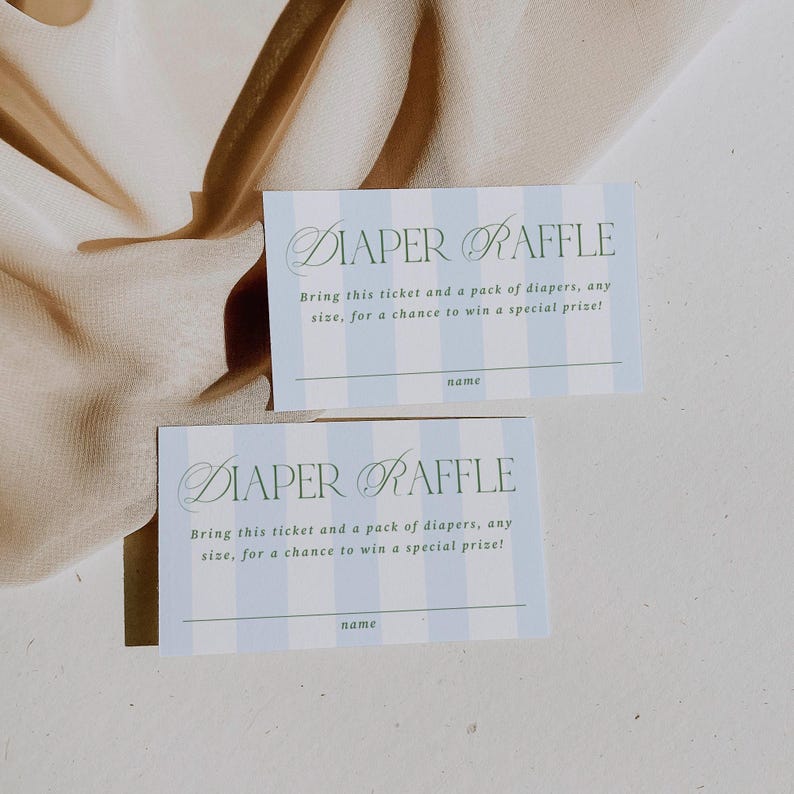 Op de afbeelding: Twee loten voor een babyshower-loterij met een lichtblauwe gestreepte achtergrond. De loten lezen "DIAPER RAFFLE" in sierlijk schrift, met instructies om luiers mee te nemen voor een kans op een prijs. Er is ruimte voor de naam van de gast.