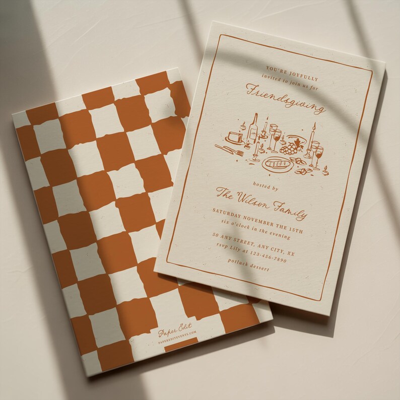 K&ouml;nnte beinhalten: Zwei Einladungen. Eine zeigt ein braun-wei&szlig;es Schachbrettmuster. Die andere ist eine cremefarbene Einladung mit dem Text "Friendsgiving" und Veranstaltungsdetails. Die Illustration zeigt eine Tischdekoration mit Speisen und Getr&auml;nken.