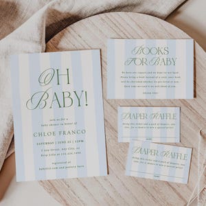 Op de afbeelding: Babyshower-uitnodigingsset met een lichtblauw en wit gestreept ontwerp. De uitnodiging luidt "Oh Baby!" in groen schrift, met details voor Chloe's feestje. Inclusief "Boeken voor Baby" en "Luierloterij" kaarten.