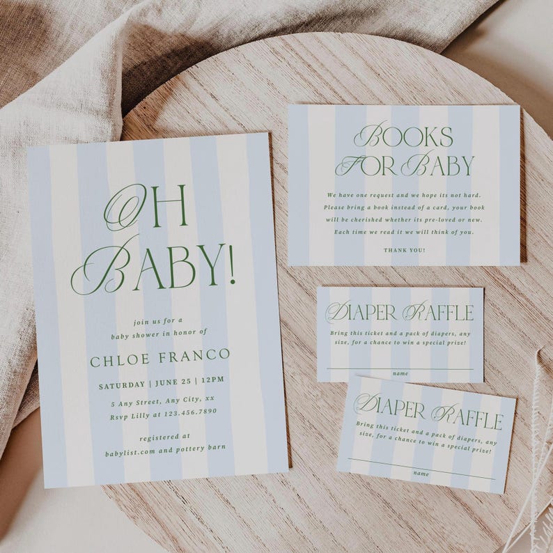 Op de afbeelding: Babyshower-uitnodigingsset met een lichtblauw en wit gestreept ontwerp. De uitnodiging luidt "Oh Baby!" in groen schrift, met details voor Chloe's feestje. Inclusief "Boeken voor Baby" en "Luierloterij" kaarten.
