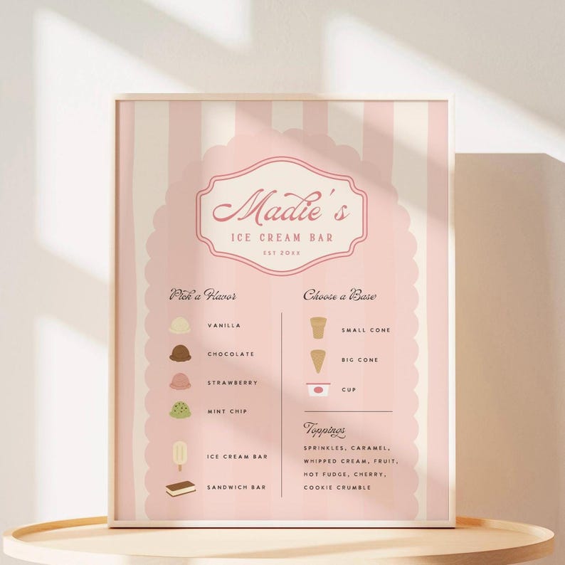 Puede incluir: Un cartel a rayas rosa y blanco con el texto "Madie's Ice Cream Bar Est 20XX". El cartel enumera los sabores de helado, las bases y los ingredientes. Los sabores incluyen vainilla, chocolate, fresa y chispas de menta. Las bases incluyen un cono peque&ntilde;o, un cono grande y una taza. Los ingredientes incluyen chispas, caramelo, crema batida, fruta, chocolate caliente, cereza y migas de galleta.
