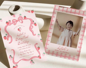 Può includere: Un invito di compleanno rosa con illustrazioni di fragole e un bordo a nastro rosa, con il testo Lilah's Berry First Birthday. Accanto, una cartolina fotografica mostra un bambino con un vestito e un bordo a quadretti.