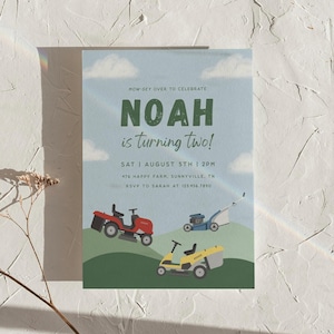 Pode incluir: Cartão de convite de aniversário com fundo azul claro e o texto "NOAH is turning two!" em verde. O cartão apresenta ilustrações de cortadores de relva numa colina verde. A data e a hora também estão incluídas.