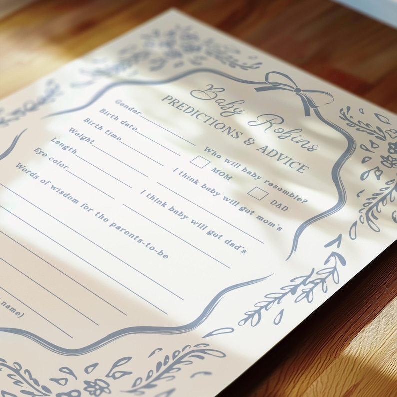 Pu&ograve; includere: Un biglietto per il gioco del baby shower color crema chiaro con il testo "Baby Robins Predictions & Advice" in elegante scrittura. La carta presenta un bordo floreale blu decorativo e spazio per le previsioni sul bambino.
