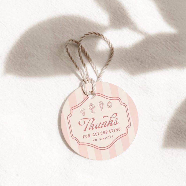 Puede incluir: Etiqueta redonda de rayas rosas y blancas con una cuerda de yute marr&oacute;n. La etiqueta tiene un borde rojo con el texto "Gracias por celebrar XO Maddie" y un gr&aacute;fico de conos de helado.