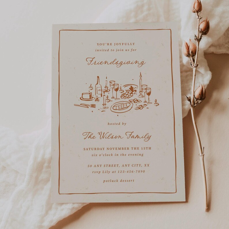 K&ouml;nnte beinhalten: Eine Friendsgiving-Einladungskarte mit beigem Hintergrund und braunem Rand. Die Karte zeigt eine braune Illustration einer Thanksgiving-Dinnerszene und den Text "You're joyfully invited to join us for Friendsgiving".