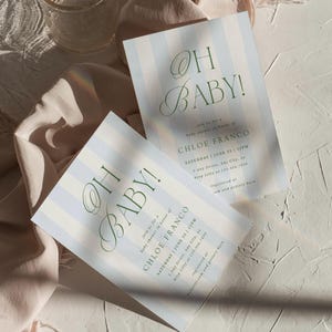 Op de afbeelding: Twee babyborrel uitnodigingen met een lichtblauw en wit gestreept patroon. De tekst "OH BABY!" is in groene letters. Details zijn de naam Chloe Franco, datum, tijd en locatie.