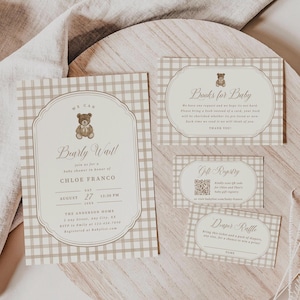 Pode incluir: Um conjunto de convites para chá de bebê com padrão xadrez bege e branco e uma ilustração de um ursinho de pelúcia marrom. Os cartões incluem texto como We Can Bearly Wait, Books for Baby, Gift Registry com QR code e Diaper Raffle.