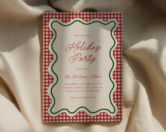 Puede incluir: Una tarjeta de invitación rectangular para una fiesta navideña con un borde de cuadros vichy rojo y blanco y un marco interior verde ondulado. El centro de color crema presenta el texto en rojo Join Us For A Holiday Party, The Wilson Home, December 22nd at 7pm, 50 Any Street, Any City, XX, RSVP Lily at 123-456-7890 y Potluck Desserts.